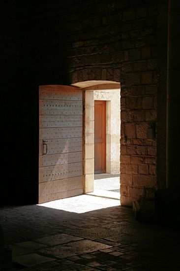 Abbaye d'Acey - août 2009 - Porte ouverte, porte fermée...