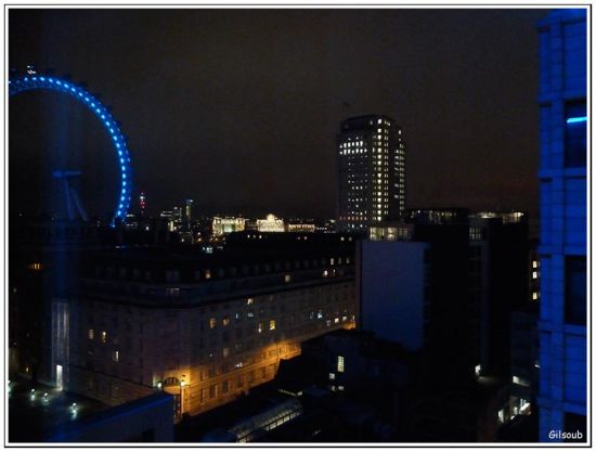 Par la fenêtre de la chambre (Londres nuits)...
