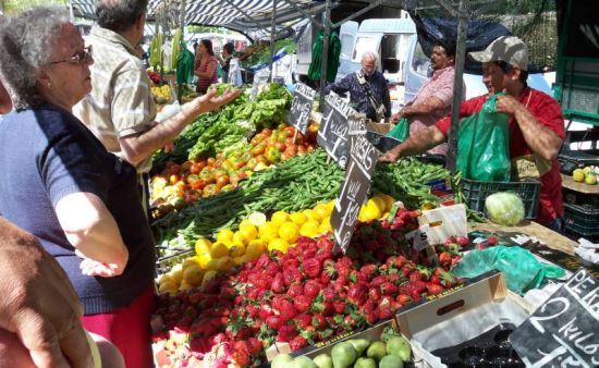 Multicolores (les fruits et légumes, les peaux). Un marché ambulant, ce mercredi, dans un quartier de Madrid par Pablo