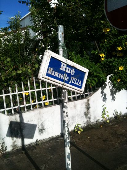 La rue Mamzelle Julia de guingois à Port Mathurin une journée en avril.
