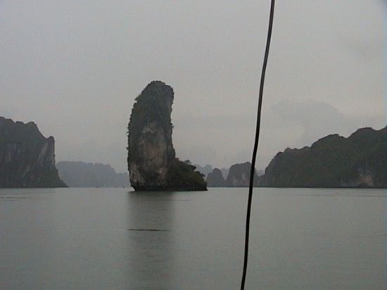 Baie d'Halong (Vietnam), le rocher dit le pouce par Bertrand